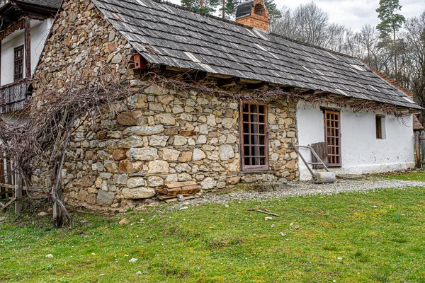 Прекрасная Сельская Сцена Румынского Традиционного Дома — стоковое фото