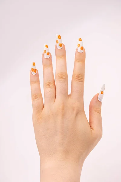 Jonge Vrouw Hand Met Diy Manicure Geïsoleerd Witte Achtergrond — Stockfoto
