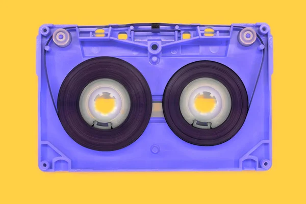 Fita Cassete Áudio Antiga Azul Aberta Fundo Amarelo — Fotografia de Stock