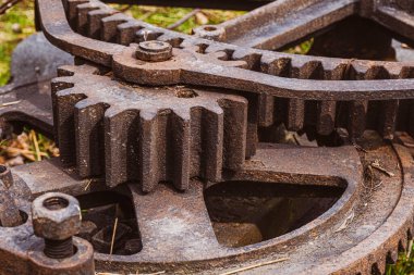 Eski mekanizma paslı dişli makinenin bir parçası