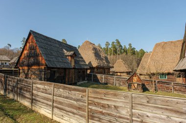 Rumen geleneksel evinin harika kırsal manzarası