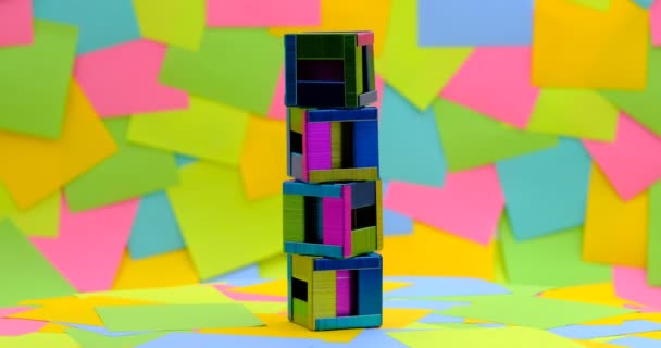 在旋转桌子上以盒子的形式制作彩色纸片的创意 背景为彩色纸片粘贴 Dci — 图库视频影像