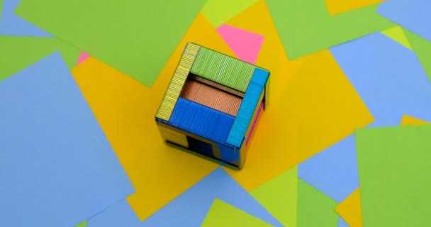 Творчество Сделать Скобы Виде Коробки Вращающемся Столе Фоном Разноцветной Бумаги — стоковое видео