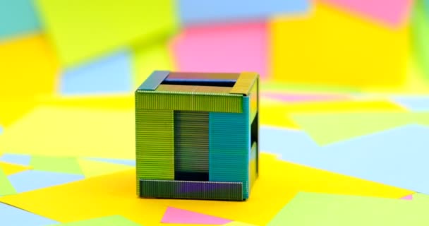 在旋转桌子上以盒子的形式制作彩色纸片的创意 背景为彩色纸片粘贴 Dci — 图库视频影像