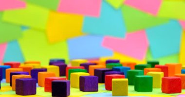 Yaratıcılığın renkleri. Renkli ahşap bloklardan oluşan yavaş dönen mozaik