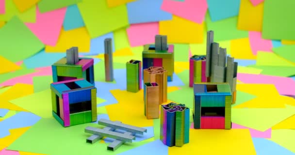 Многоцветные Офисные Металлические Скобы Степлеров Вращающемся Столе Разноцветной Бумагой — стоковое видео