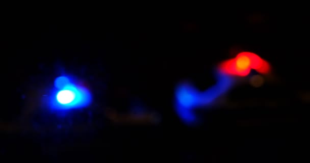 Gedeconcentreerde Video Van Verwekkers Van Een Politieauto Buiten Nacht — Stockvideo