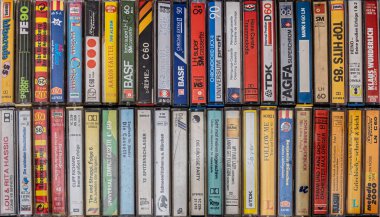 Sibiu, Romanya - 4 Nisan 2023. Eski antika ses kasetlerinden oluşan bir koleksiyonun üst görünümü