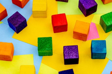 Çok renkli kağıt yapışkan notların arka planına sahip renkli ahşap blok