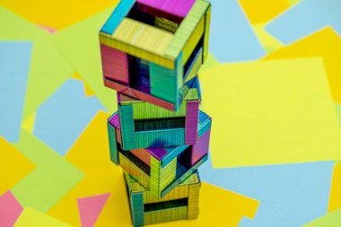 Çok renkli kağıt yapışkan notların arka planına sahip bir kutu şeklinde zımba yapmak için yaratıcılık