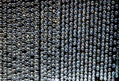 Siyah üzerine bir sürü parlak elmas.