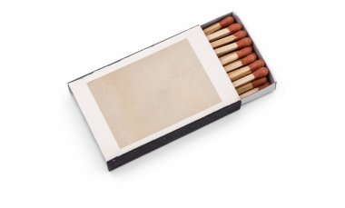 Beyaz arkaplanda eski kibrit kutusu