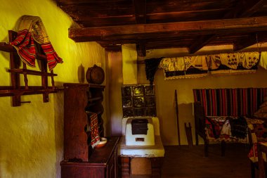 Sibiu, Romanya - 25 Temmuz 2021. Kırsal mobilya ve dekorasyonla geleneksel Romen halk evleri.