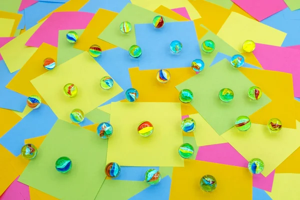 Decoratieve Glazen Ballen Een Achtergrond Van Veelkleurig Papier Plakkerige Notities — Stockfoto