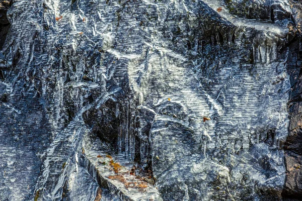 Узкие Потоки Воды Протекают Тонким Слоем Льда Над Камнем — стоковое фото