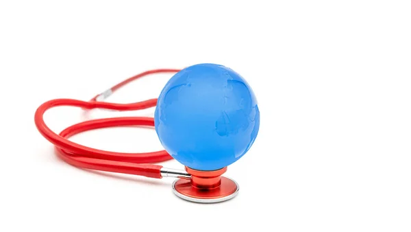 Rotes Stethoskop Mit Blauer Erdkugel Auf Isoliertem Weißem Hintergrund Mit — Stockfoto