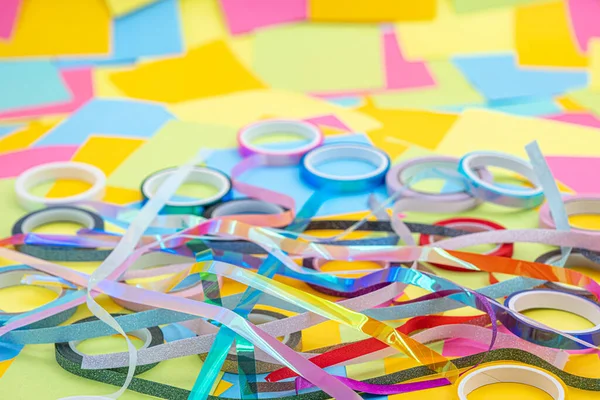 Рулоны Декоративной Клейкой Ленты Фоне Разноцветных Бумажных Липких Нот — стоковое фото