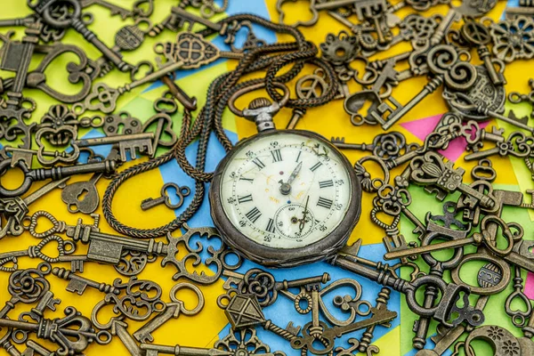 Conceito Simbolismo Relógio Bolso Podre Antigo Com Chaves Ornamentais Bronze — Fotografia de Stock