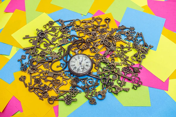 Conceito Simbolismo Relógio Bolso Podre Antigo Com Chaves Ornamentais Bronze — Fotografia de Stock