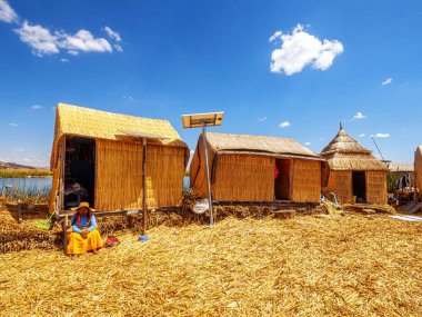 Uros, Peru - Ekim 04, 2021. Titicaca Gölü 'ndeki Uros adaları tamamen deniz seviyesinden 3815 metre yüksekte bulunan totora sazlıklarından yapılmıştır.