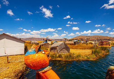 Uros, Peru - Ekim 04, 2021. Titicaca Gölü 'ndeki Uros adaları tamamen deniz seviyesinden 3815 metre yüksekte bulunan totora sazlıklarından yapılmıştır.