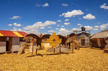 Uros, Peru - Ekim 04, 2021. Titicaca Gölü 'ndeki Uros adaları tamamen deniz seviyesinden 3815 metre yüksekte bulunan totora sazlıklarından yapılmıştır.