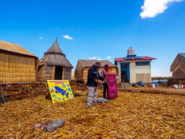 Uros, Peru - Ekim 04, 2021. Titicaca Gölü 'ndeki Uros adaları tamamen deniz seviyesinden 3815 metre yüksekte bulunan totora sazlıklarından yapılmıştır.