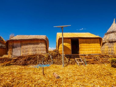 Uros, Peru - Ekim 04, 2021. Titicaca Gölü 'ndeki Uros adaları tamamen deniz seviyesinden 3815 metre yüksekte bulunan totora sazlıklarından yapılmıştır.