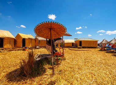 Uros, Peru - Ekim 04, 2021. Titicaca Gölü 'ndeki Uros adaları tamamen deniz seviyesinden 3815 metre yüksekte bulunan totora sazlıklarından yapılmıştır.