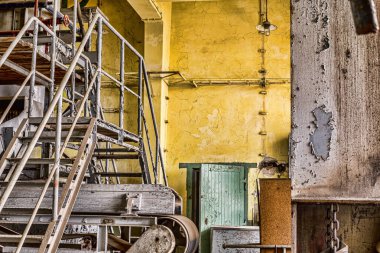 Terk edilmiş endüstriyel depo ya da fabrika içinde