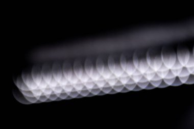 koyu arkaplandaki mavi odaklı sönmüş ışıklar