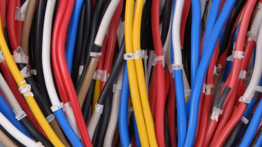 Renkli elektrik kabloları grubu