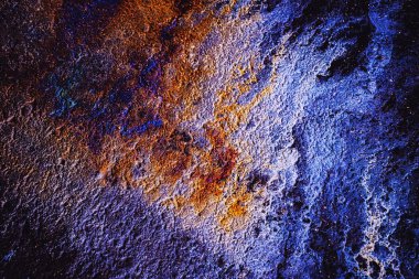 Asfalt yolundaki yağ lekesi yağmurdan sonra, Asphalt Yolu 'ndaki benzin lekeleri