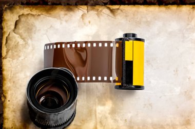 Eski arkaplanda kartuşlu fotoğraf filmi