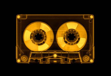 Makara 2 bobin kaseti siyah arkaplanda izole edildi