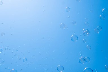 Mavi gökyüzünde sabun köpükleri. Havada güzel yanardöner köpük topları var.