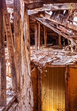 Terk edilmiş evin içi.