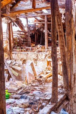 Terk edilmiş evin içi.