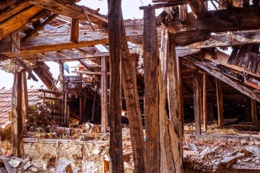 Terk edilmiş evin içi.