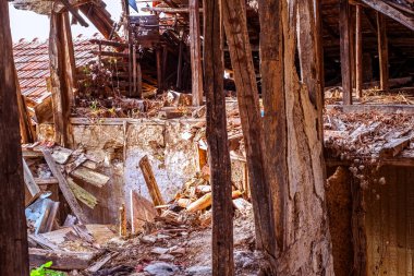 Terk edilmiş evin içi.