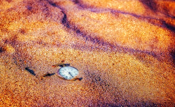 Antieke Rotte Zakhorloge Begraven Gedeeltelijke Het Zand — Stockfoto