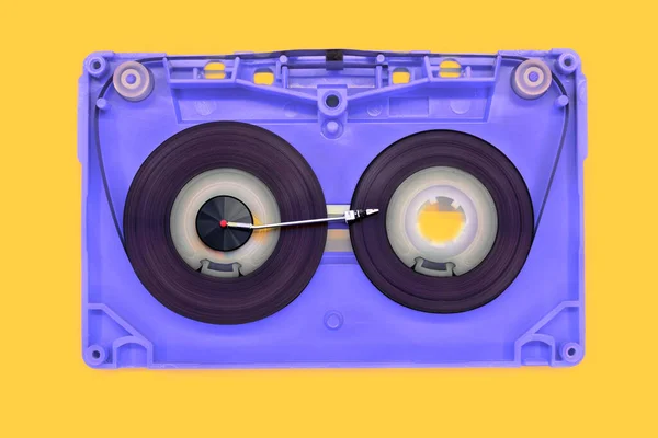 青い古いオーディオカセットテープ黄色の背景にターンテーブルアームで開く — ストック写真