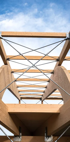 Részlet Modern Fából Készült Építészet Ragasztott Laminált Kék Felhős Égbolt — Stock Fotó