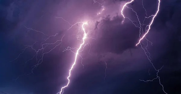 嵐の夜の稲妻 — ストック写真