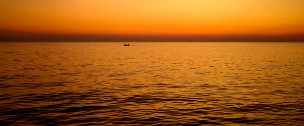 地中海 スリーマ市 マルタで午前中に釣りにロングテールボートを運転する2人の男のシルエット — ストック写真
