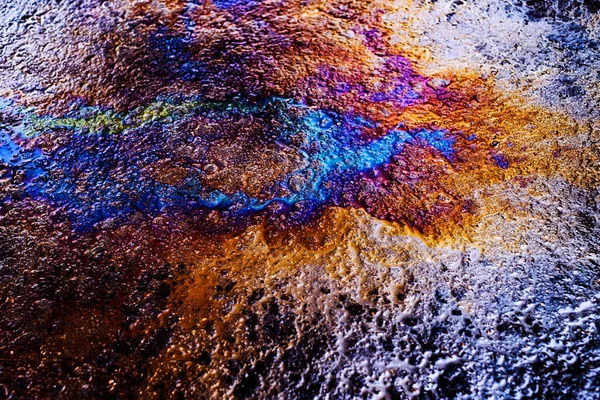 雨后沥青路面上的油渍 沥青路面上的彩色汽油油斑 — 图库照片