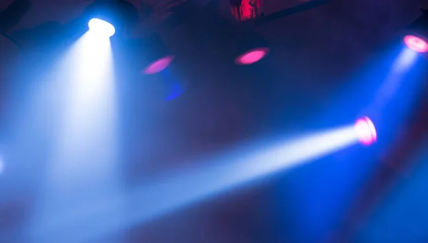 Projektörler Sahnede Dumandan Işık Saçıyor — Stok fotoğraf