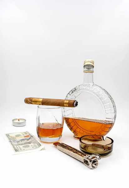 Qualitäts Zigarren Mit Cognac Ausstecher 100 Dollar Papier Kerze Und — Stockfoto