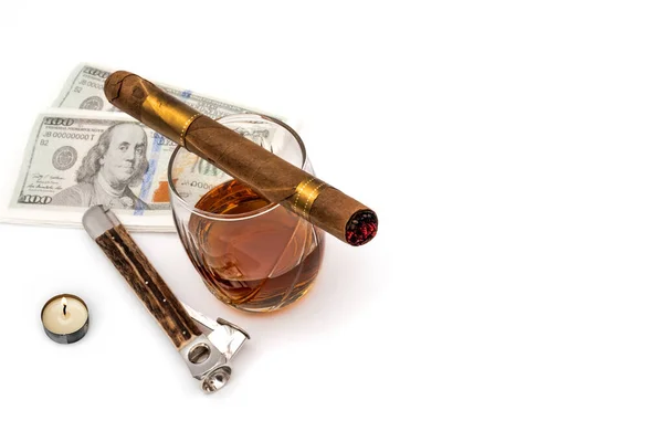 Qualitäts Zigarren Mit Cognac Ausstecher Kerze Und 100 Dollar Papier — Stockfoto
