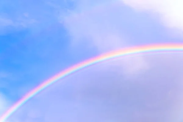 雨の後の澄んだ青空の虹 — ストック写真